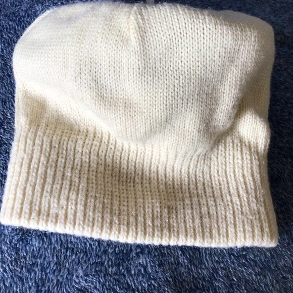 Etienne Aigner winter hat with Pom Pom - Picture 6 of 7